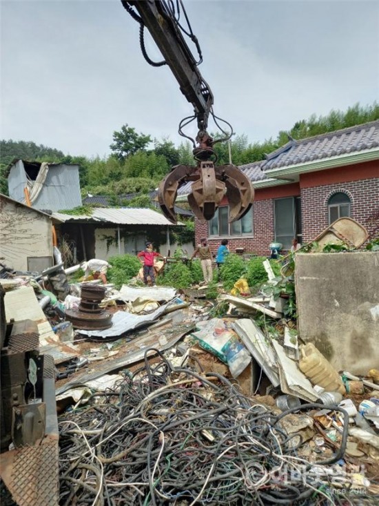 염산면 새마을부녀회·생활개선회 쓰레기로 가득 찬 위기가정 찾아 반짝 봉사활동 실시 3.jpg