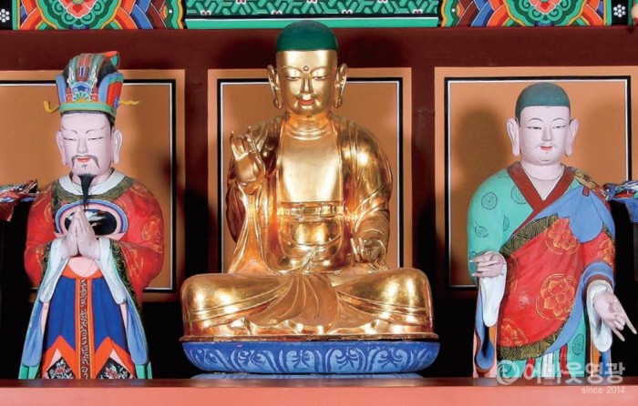 영광 불갑사 명부전 목조 지장보살삼존상.jpg