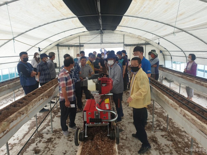 영광군, 딸기 고설재배 배지 동력파쇄기 시연회 개최 2.jpg