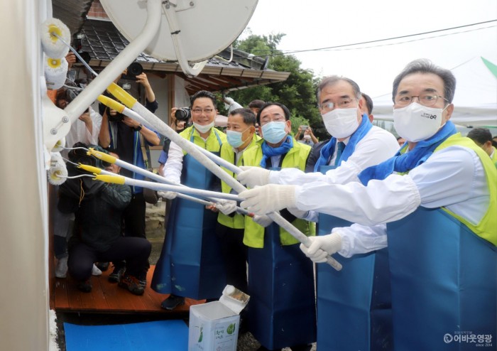 2-1.영광군 사랑의 집고치기 봉사활동 전개.JPG