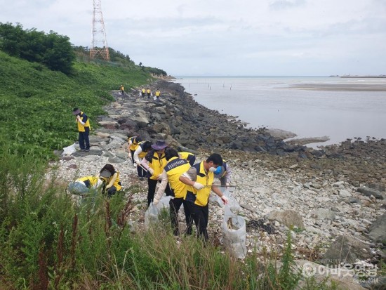 9-2.홍농읍 주민자치위원회 환경정화활동.jpeg