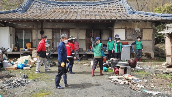 7-1.군남면, 위기가구 청소봉사활동.jpg