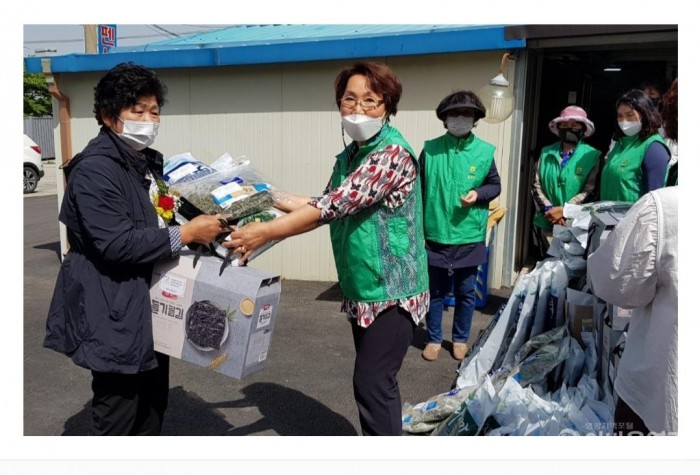 1-1.보도자료(홍농읍 새마을부녀회 어버이날 카네이션 전달).jpg