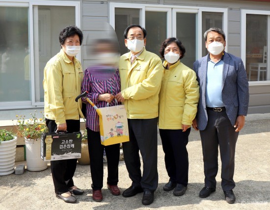 5.보도자료(영광군, 치매 어르신 건강꾸러미 전달2).jpg