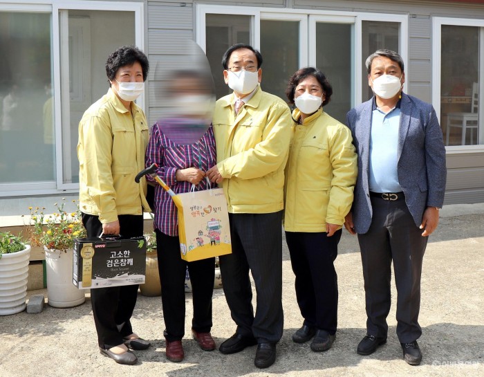 5.보도자료(영광군, 치매 어르신 건강꾸러미 전달2).jpg