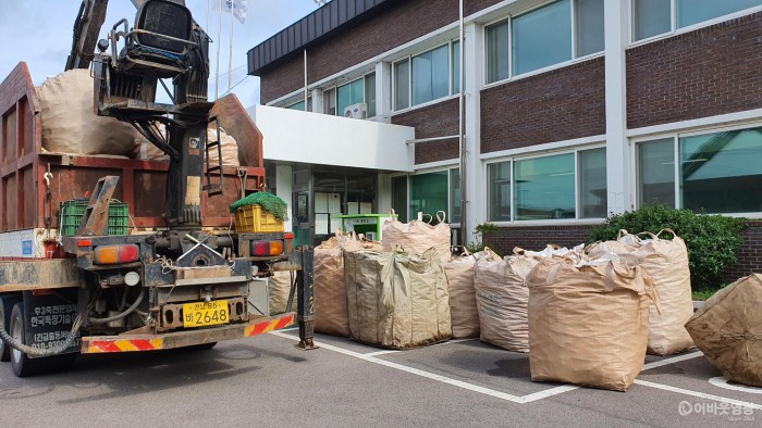 1.군남면, 농경지 등에 방치되어있는 폐농약병 4.2톤 수거한 현장).jpg