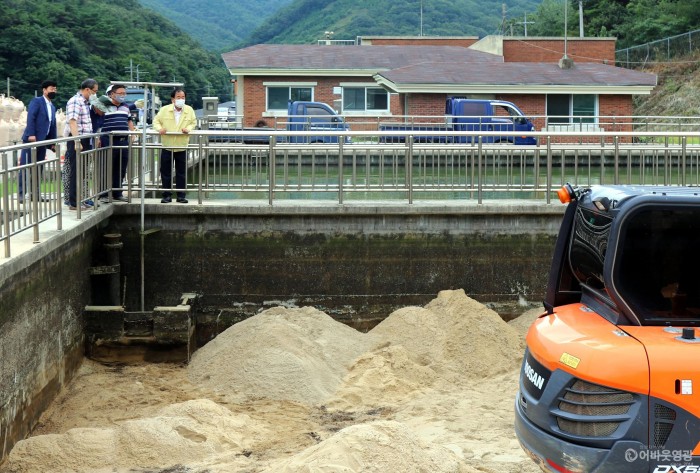 1.지난 16일 묘량면에 위치한 연암정수장을 방문하여 배수관리 및 사고예방을 위한 현장 점검을 실시하였다. 김준성 영광군수 및 직원이 연암제 수원지를 살펴보는 모습2.JPG