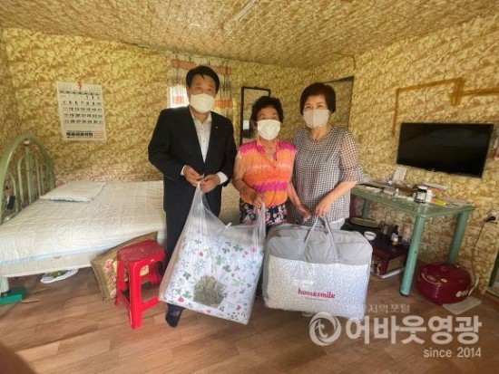 7.지난 19일, 영광읍 한 가구를 대상으로 이불을 수거하여 빨래 및 건조 후 배달하는 모습이다. 지역사회보공동위원장과 기념사진을 찍고있다. .jpg