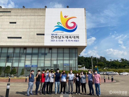 3.제60회 전라남도체육대회가 50여 일 앞으로 다가왔다. 영광스포티움 대형 현수막 앞에서 체전조직위가 성공개최를 다짐하고 있다..jpg