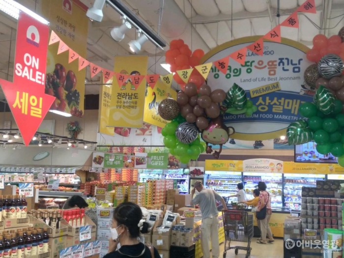 2.미국 LA내 대형마트에 영광굴비, 모싯잎송편, 찰보리식혜 등이 판매될 예정이다. 사진은 대형마트내 영광군 특산품이 전시된 모습.jpg