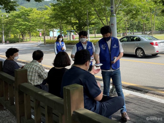 3.지난 24일, 주요관광지를 방문하는 관광객을 대상으로 방역수칙 등을 홍보하여 지역 내 코로나19 확산 방지에 최선을 다하고 있다. 불갑산 관광지구에서 홍보활동을 펼치는 모습.JPG