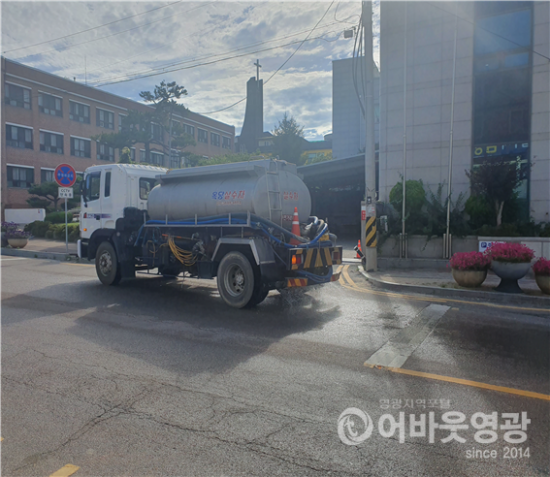 5.영광군은 온열피해를 예방하고 주민체감온도 저감을 위해 오전 10시부터 오후4시까지 살수차를 운영중에 있다..png