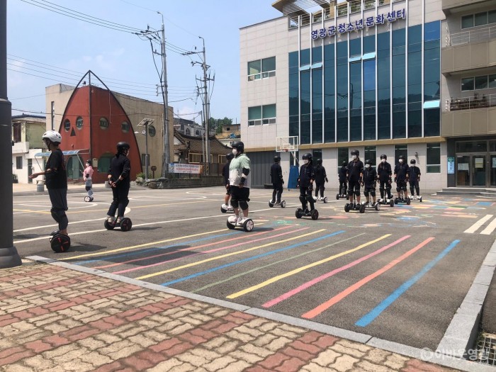 6.청소년문화센터는 관내 중학교 1학년 학생들을 대상으로 세그웨이 안전교육 및 체험프로그램을 운영했다. 세그웨이를 즐기며 e-모빌리티를 체험하는 학생들의 모습 .jpg