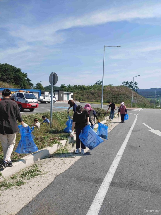1. 지난 29, 염산면은 휴가철을 맞아 주요 관광지 중심으로 환경정화활동을 펼쳤다.jpg