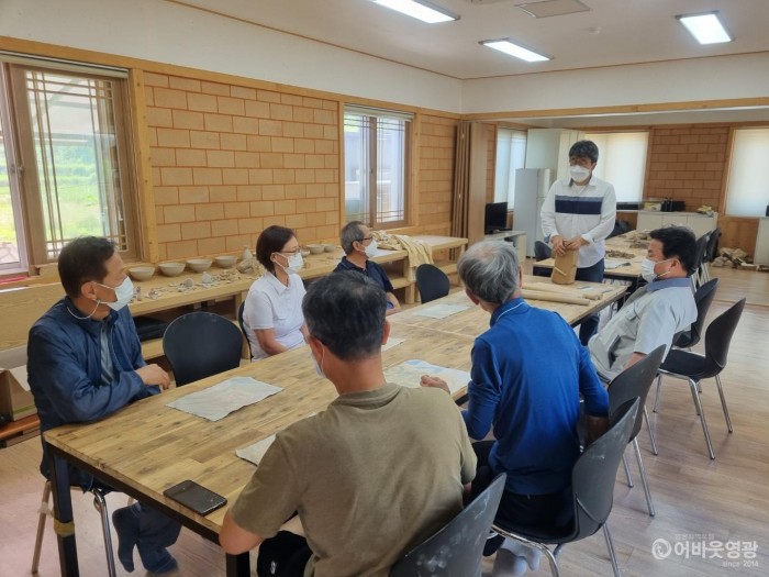 2. 귀농귀촌 참가자들이 선배 귀농인 농장을 방문하여 간담회를 실시하고 있다. .jpeg