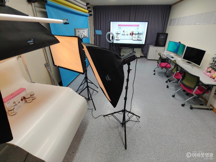 1.농업기술센터 3층 만국 미디어 제작소를 운영한다. 농가 스스로 촬영할 수 있도록 각종 촬영기기와 편집할 수 있는 컴퓨터가 있다..jpg