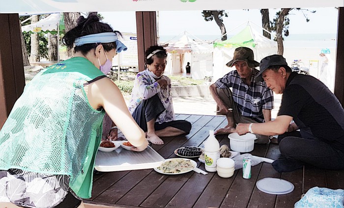 4-1. 홍농읍, 새마을부녀회 닭백숙 나눔.jpeg