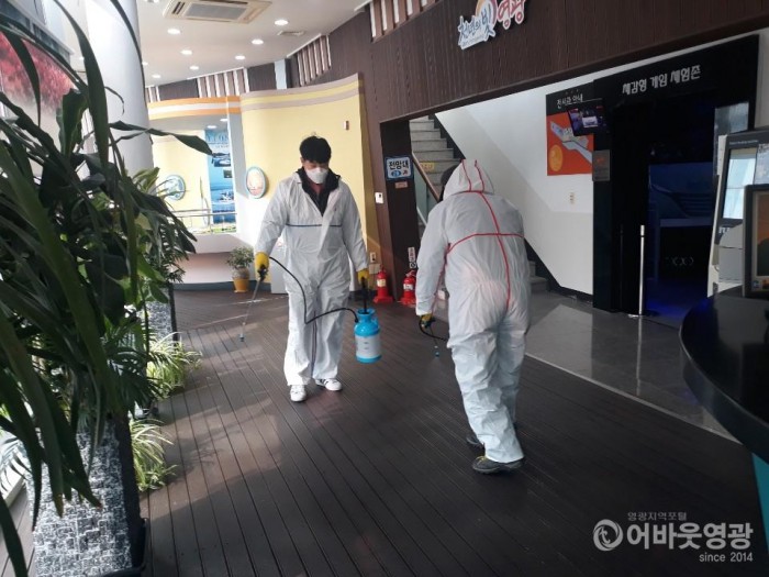 2. 영광군은 오는 9월부터 12월까지 관리요원 15명을 투입하여 관광지 환경정비 등에 나설 예정이다. 사진은 관리요원이 주요 관광지 방역을 수행하는 모습.JPG