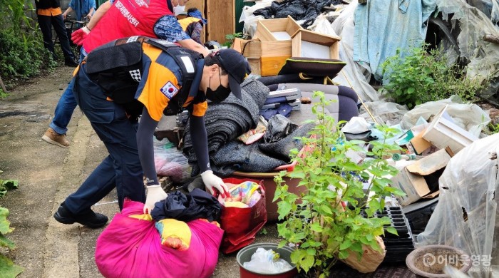1. 영광군은 지난 28일부터 3일간 대마면 복지기동대와 영광소방서, 영광군지역사회보장협의체 등과 함께 도움이 필요한 7가구를 선정, 쾌적한 환경에서 영위할 수 있도록 봉사활동을 하였다..jpg