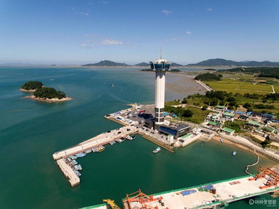 4. 염산면 향화도항이 어촌정주어항에서 국가어항으로 승격되었다. 향화도항의 모습.JPG