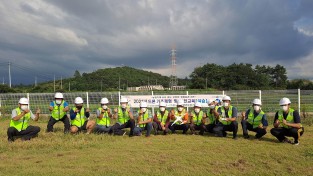 5.드론기초교육을 받은 수강생들이 기념사진을 찍고있다 1.jpg