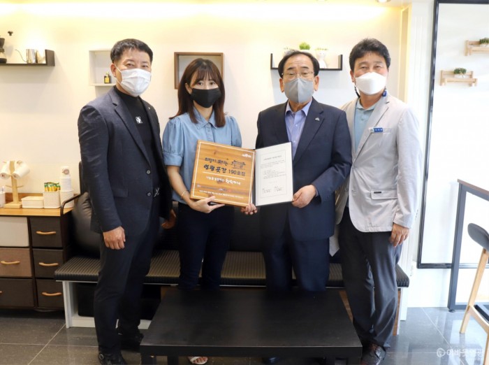 7. 영광군은 지난 3일, 나눔을 실천하는 착한가게 190호_193호점 현판식을 가졌다. 한 가게와 기념사진을 찍고있다 .JPG