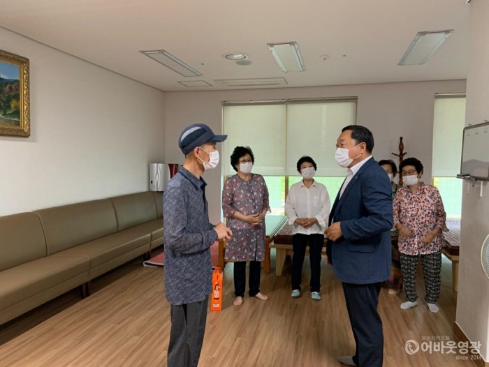 2. 김관필 홍농읍장이 마을 경로당을 방문하여 방역활동을 점검하고 코로나19 예방수칙을 안내하고 있다..jpeg