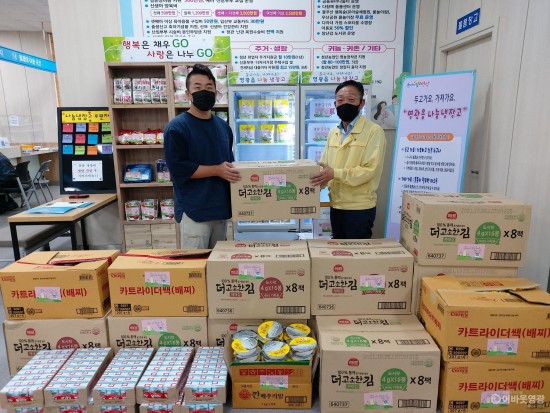 2. 영광군 Y식자재마트는 영광군 나눔냉장고에 다양한 식품을 기부했다..jpg