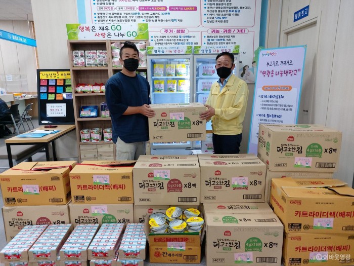 2. 영광군 Y식자재마트는 영광군 나눔냉장고에 다양한 식품을 기부했다..jpg