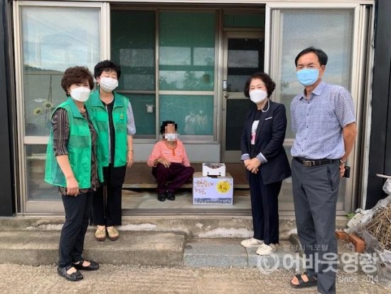 2.군남면은 홀로 사는 노인세대를 직접 방문, 추석맞이 명절음식 나눔을 실시했다..jpg