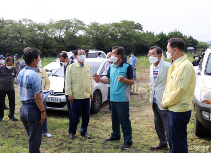 6. 영광군 공립요양원이 백수 논산리 금정마을에 최종적으로 들어선다. 김준성 영광군수는 해당부지 현장점검하였다.JPG