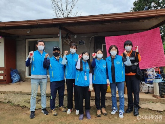 8.법성면은 지난 10일 복지기동대, 영광소방서 생활안전순찰대와 함께 취약계층 세대를 방문하여 봉사활동을 실시했다.jpeg