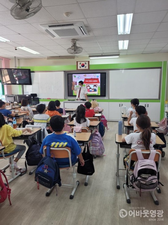4. 영광군은 지난 13일부터 15일까지 3일간 영광초등학교 3학년을 대상으로 맞춤형 인구교육을 실시했다.영광초등학교에서 교육을 실시하는 모습.jpg