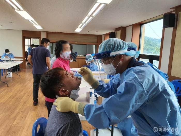 1.영광군보건소는 지난 13일 안마도를 방문하여 2차 예방접종 및 선별검사와 치매검사를 진행하여 찾아가는 보건복지를 실현했다..jpg