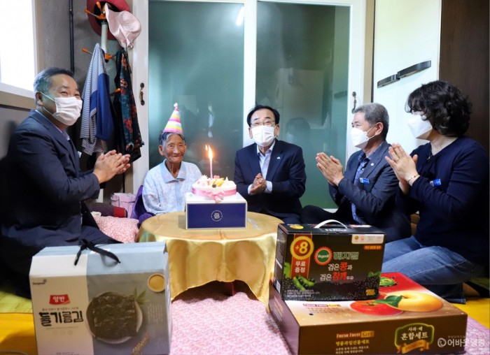 6. 김준성 영광군수는 지난 15일,. 법성 용성리에 사시는 최고령 장수어르신의 104번쨰 생신 축하했다. 104번쨰 케이크 불을 끄는 박대임 어르신.JPG