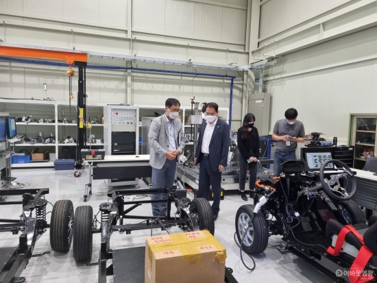 3. 김장오 영광부군수는 지난 15일, e-모빌리티 연구센터를 방문하여 영광 e모빌리티 산업 현황을 점검했다2.jpg