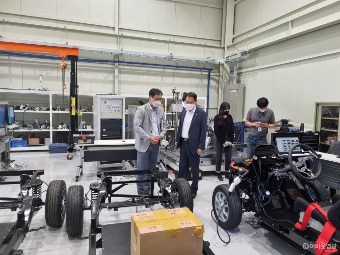 3. 김장오 영광부군수는 지난 15일, e-모빌리티 연구센터를 방문하여 영광 e모빌리티 산업 현황을 점검했다2.jpg