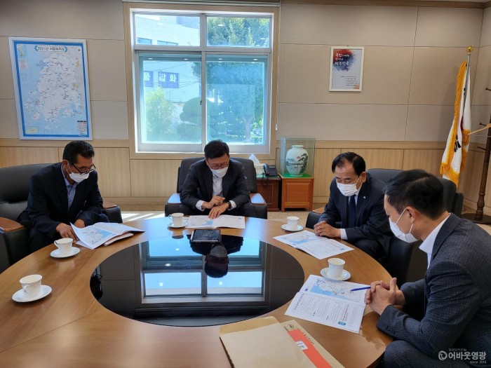 2. 김준성 영광군수는 익산청을 방문하여 지역 현사업 3건을 건의 했다. 김준성 영광군수와 이용욱 익산지방국토관리청장의 모습.jpeg