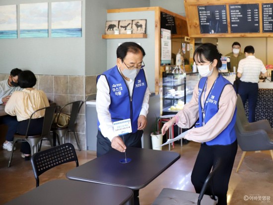 2.영광군은 백신 접종완료자 포함 테이블에 놓는 안내판을 지원하고있다. 사진은 김준성 영광군수가 안내판 설치를 시연하고 있다. .JPG