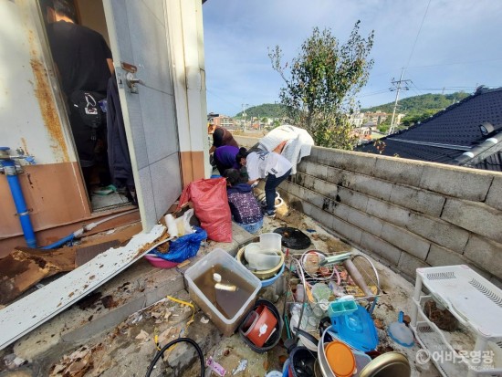 4.취약계층을 대상으로 영광지역자활센터 사업단과 연계하여 주거환경개선사업을 실시했다. 집안과 마당에 쌓인 쓰레기를 치우는 모습.jpg