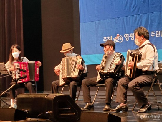 3. 영광군은 지난 5일, 제25회 노인의날 기념식을 영광예술의전당 대공연장에서 실시했다. 사진은 기념식으로 대한노인회 취미교실 아코디언 합창단의 모습.jpg
