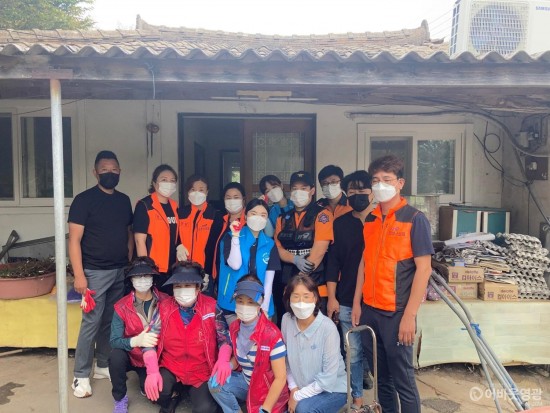 3.법성면 사회단체는 지난 12일, 회의를 거쳐 대상자를 선정후 열악한 환경의 독거노인 가정의 주거환경개선 및 소방안전점검을 실시했다..jpg