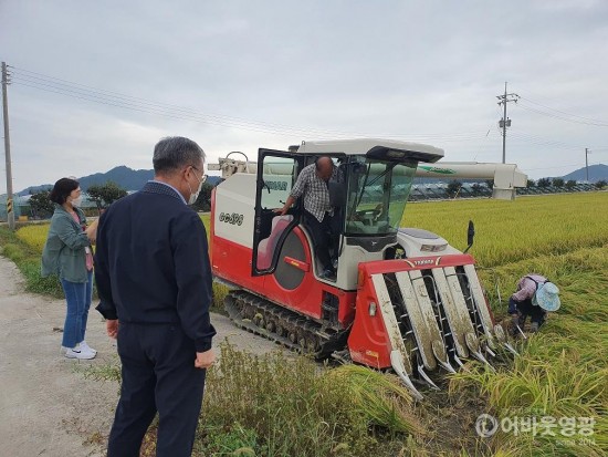 4. 장국환 염산명장은 지난 15일 벼 수확현장을 돌며 농가의 애로사항을 청취하는 시간을 가졌다.jpg