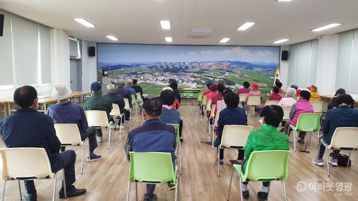 3.군서면은 지난 19일 군서면복지회관에서 노인일자리사업 참여자 36명을 대상으로 안전사고 예방교육 및 군정시책 홍보를 실시했다..jpg