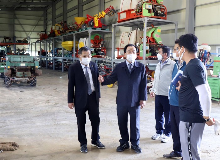1-1. 영광군, 김준성 군수 농기계임대사업소 방문 격려.JPG