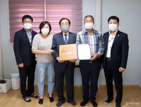 1.나눔을 실천하는 착한가게 195호점으로 주원건설(주) 조효형 대표가 가입했다. 왼쪽 세번째부터 김준성 군수와 조효형 대표.JPG