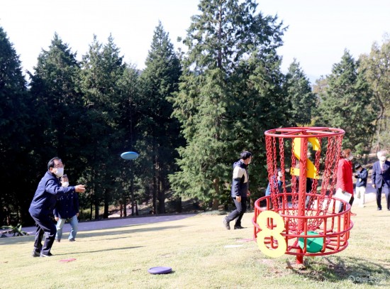 3. 김준성 영광군수는 지난 22일 장암산 알프스 산림욕장 현장을 방문하여 전반적인 추진상황을 점검했다. 사진은 김준성 영광군수가 디스크 골프장을 체험하는 모습.JPG