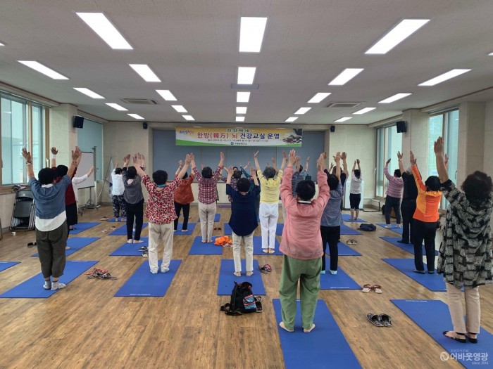 6.영광군은 한방 뇌 청춘 건강교실을 운영하여 중풍의 원인과 예방을 위한 건강교실을 운영할 계획이다. 주요내용은 이론교육, 스트레스 해소를 위한 체조 등으로 구성된다. 한방 뇌 건강교실에서 스트레스 해소를 위한 채조.JPG