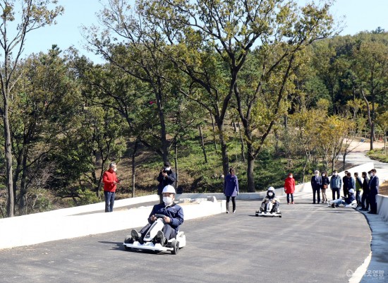 3. 김준성 영광군수는 지난 22일 장암산 알프스 산림욕장 현장을 방문하여 전반적인 추진상황을 점검했다. 사진은 김준성 영광군수가 고카트를 체험하는 모습.JPG