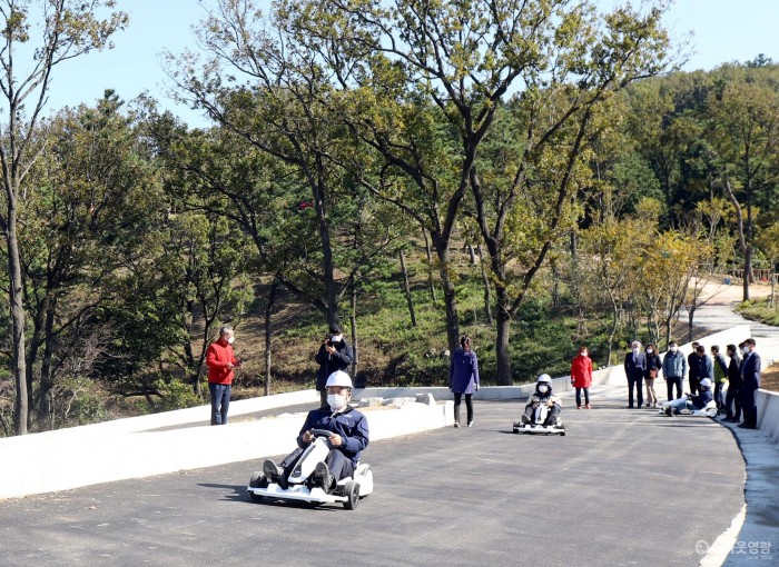 3. 김준성 영광군수는 지난 22일 장암산 알프스 산림욕장 현장을 방문하여 전반적인 추진상황을 점검했다. 사진은 김준성 영광군수가 고카트를 체험하는 모습.JPG